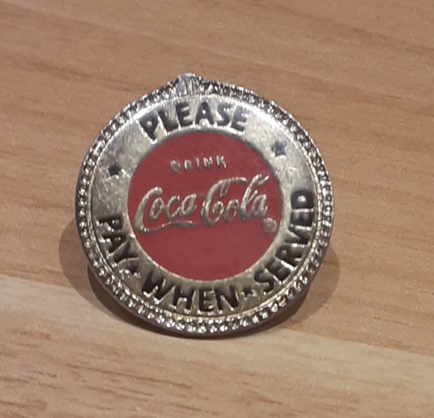 Coca-Cola ピンバッジ DRINK コカ・コーラ ピンバッチ PLEASE PAY WHEN SERVED 雑貨 コレクション 飾り 置物 バッジ_画像1