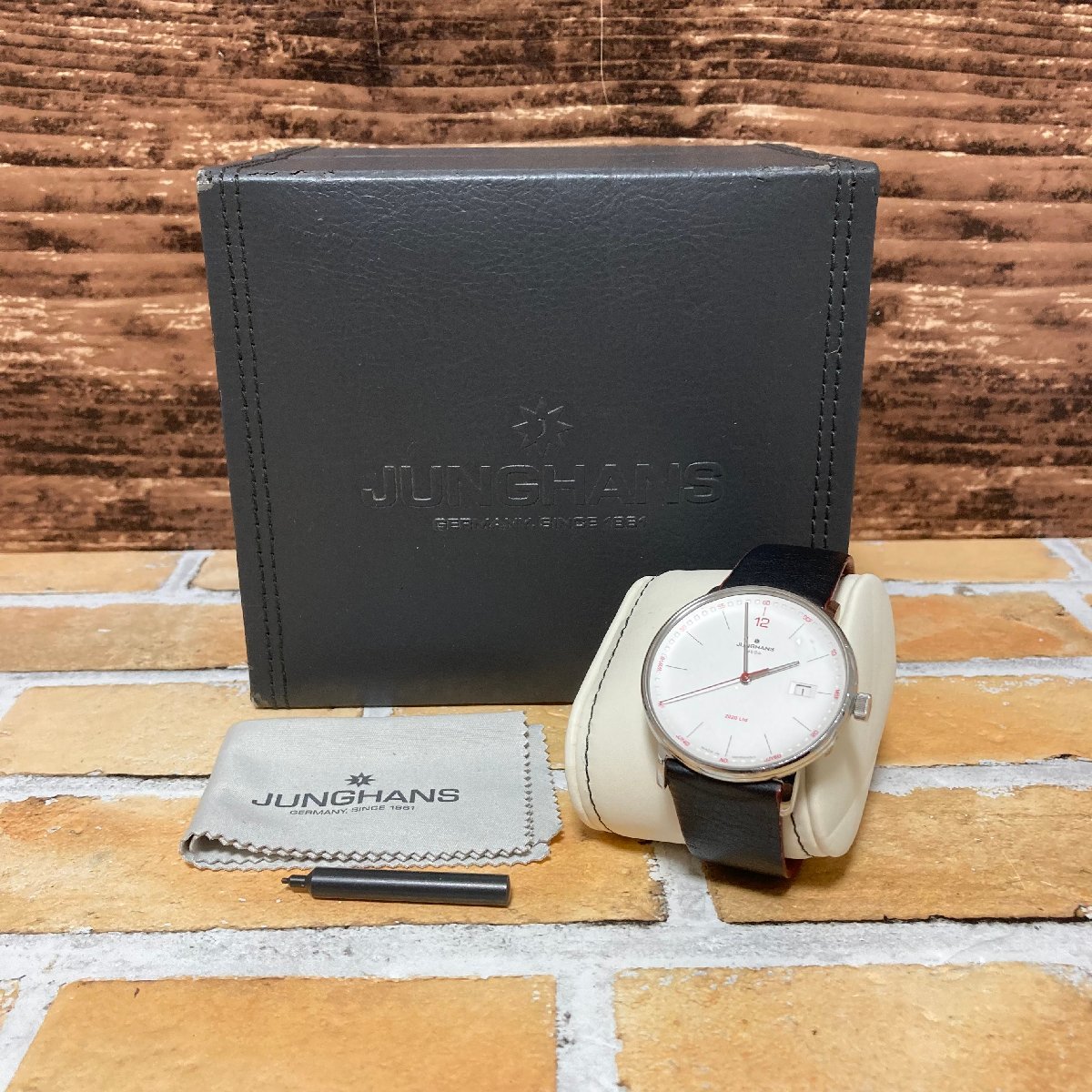 ■外観美品■人気■ ユンハンス JUNGHANS 腕時計　電波受信　フォーム　メガ　ジャパン　リミテッド　２０２０　付属品充実_画像2