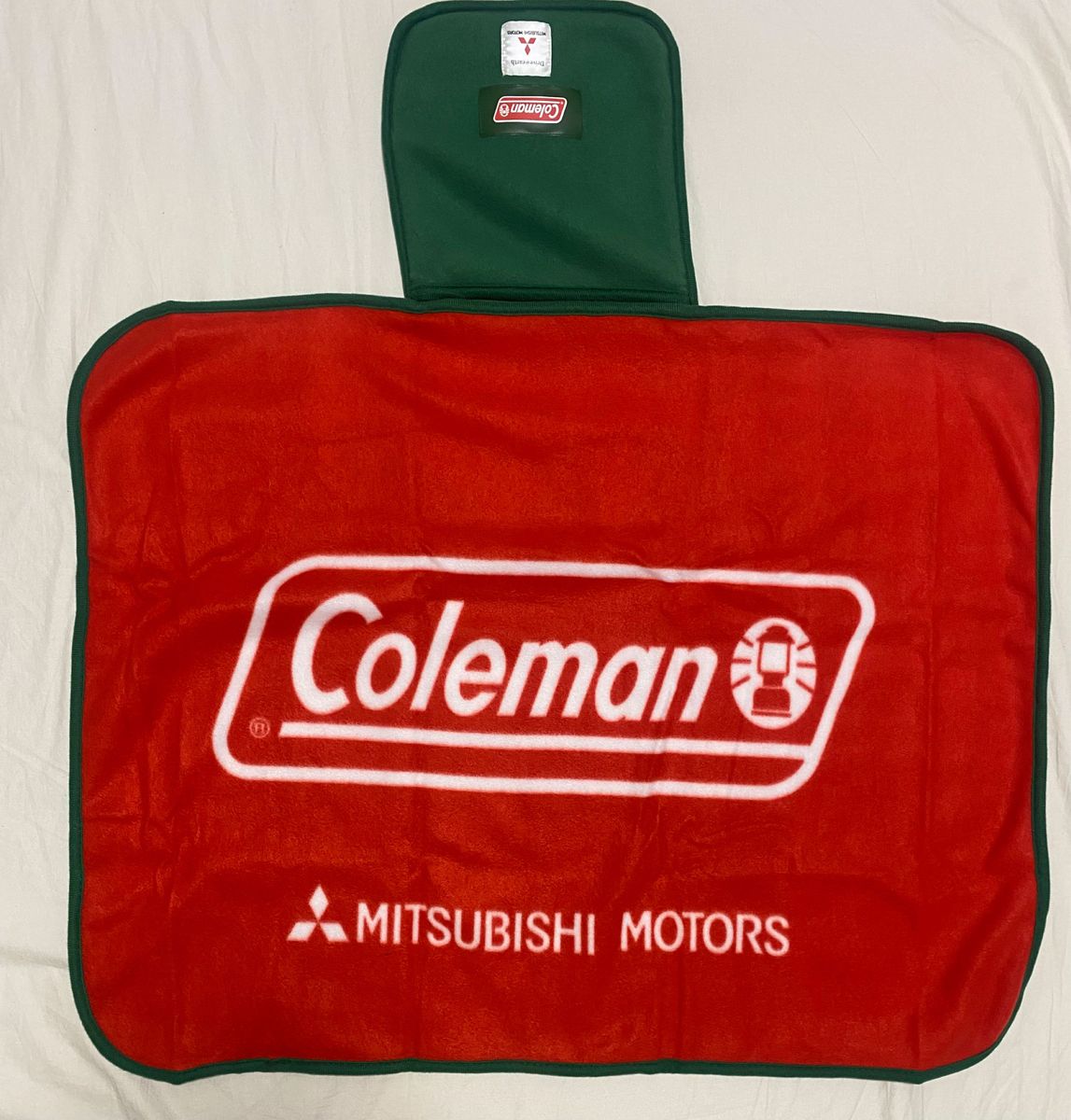 新品未使用　COLEMAN  ×三菱自動車　クッション型ブランケット/ひざ掛け　とコールマン スタッキングマグ　プラカップ　セット