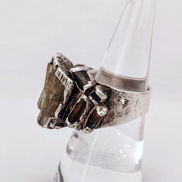【1850D】水晶? 石付きリング 総重量約15.7g 指輪 指環 シルバーカラー CR999 アクセサリー カラーストーン 色石 結晶 メンズ レディース_画像4
