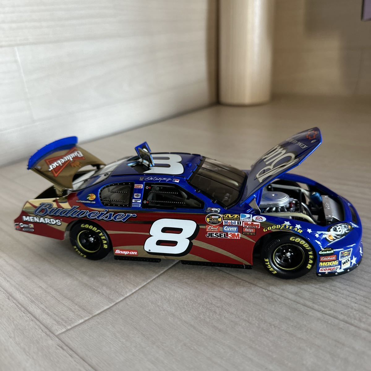 【A0131】外箱開封済み/未使用品 2007 Dale Earnhardt Jr #8 Budweiser Stars & Stripes Gold Chrome 1/24 Diecast スーパーカー 模型車_画像4