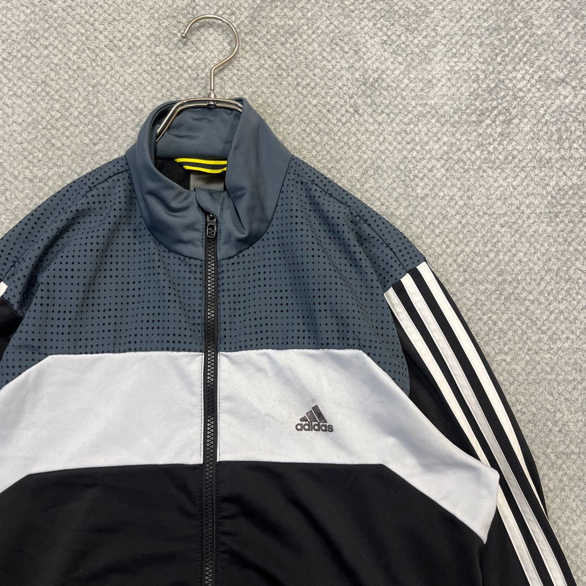 100円スタート♪ （16）adidas アディダス　トラックジャケット　サイズM相当　トレーニングジャージ　三本線　三段切り替え　袖リブ_画像3