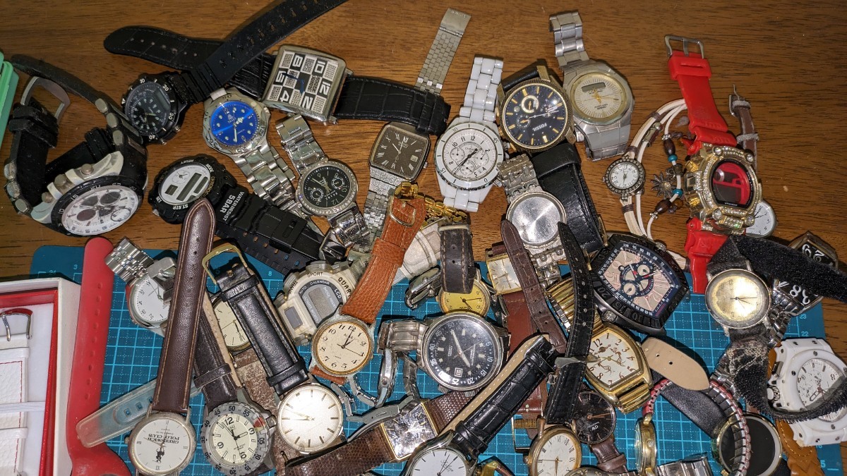 腕時計 色々大量まとめて出品 重さ約4kg（約60個） コレクションや部品取りなどにいかがでしょうか？中古ジャンク品_画像3