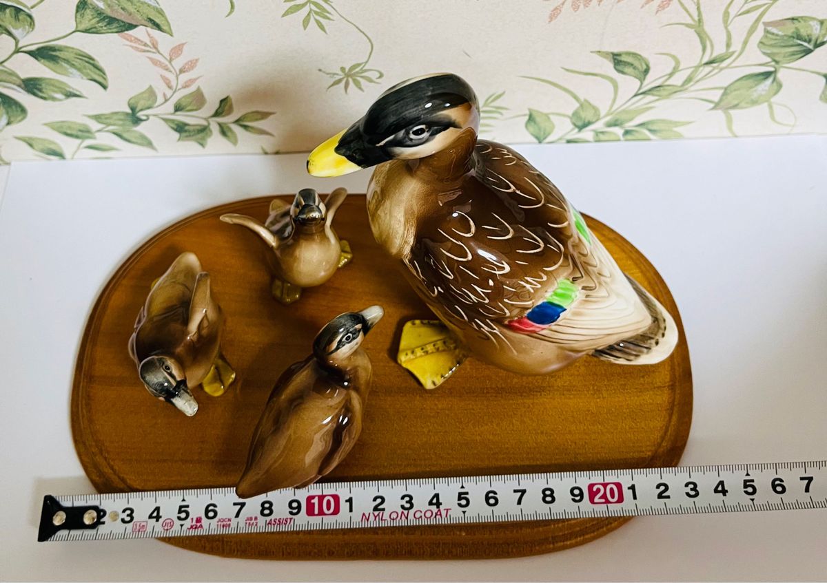加藤工芸 KATO KOGEI 天然木台座 水鳥 カルガモ親子陶器 置物 加藤工芸 KATO KOGEI 天然木台座 水鳥 カルガモ親子陶器 置物