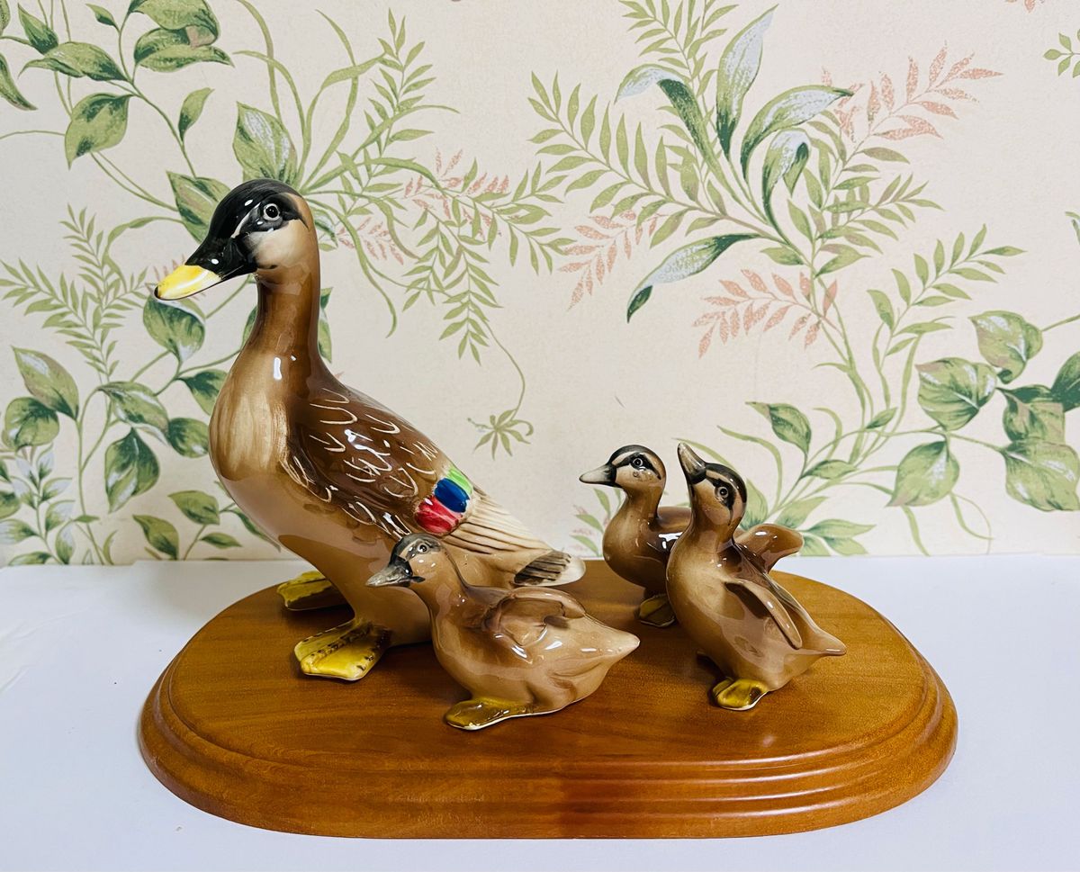 加藤工芸 KATO KOGEI 天然木台座 水鳥 カルガモ親子陶器 置物 加藤工芸 KATO KOGEI 天然木台座 水鳥 カルガモ親子陶器 置物