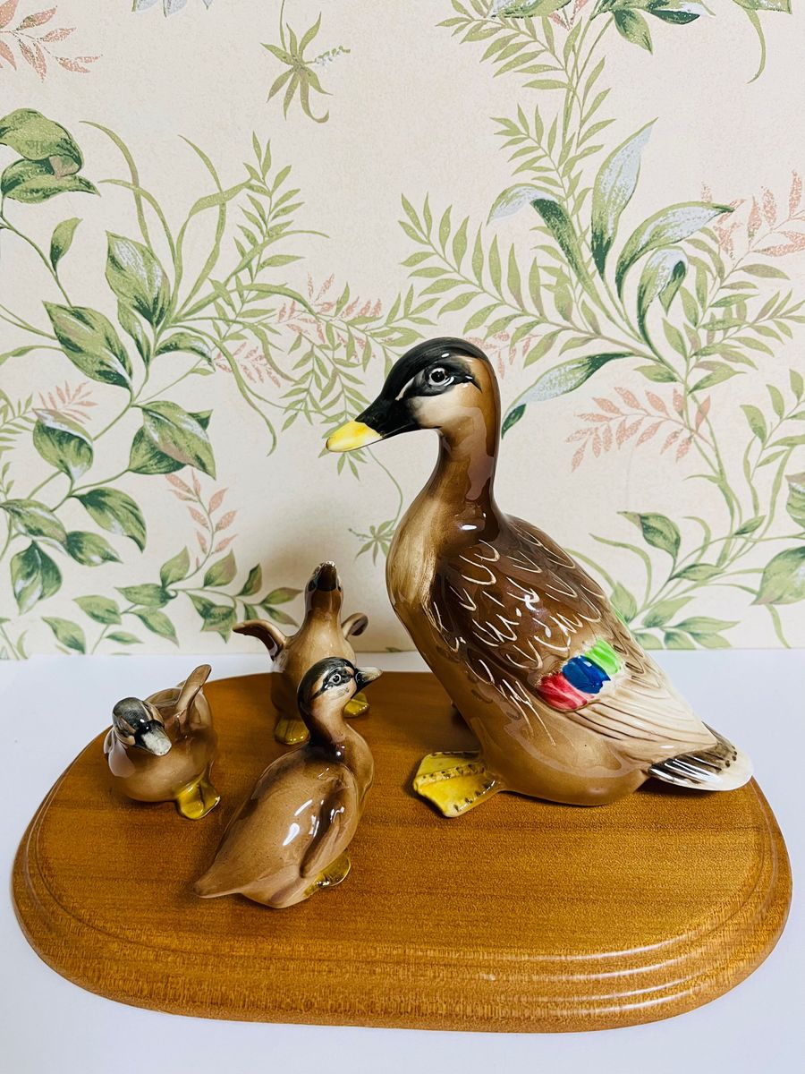加藤工芸 KATO KOGEI 天然木台座 水鳥 カルガモ親子陶器 置物 加藤工芸 KATO KOGEI 天然木台座 水鳥 カルガモ親子陶器 置物