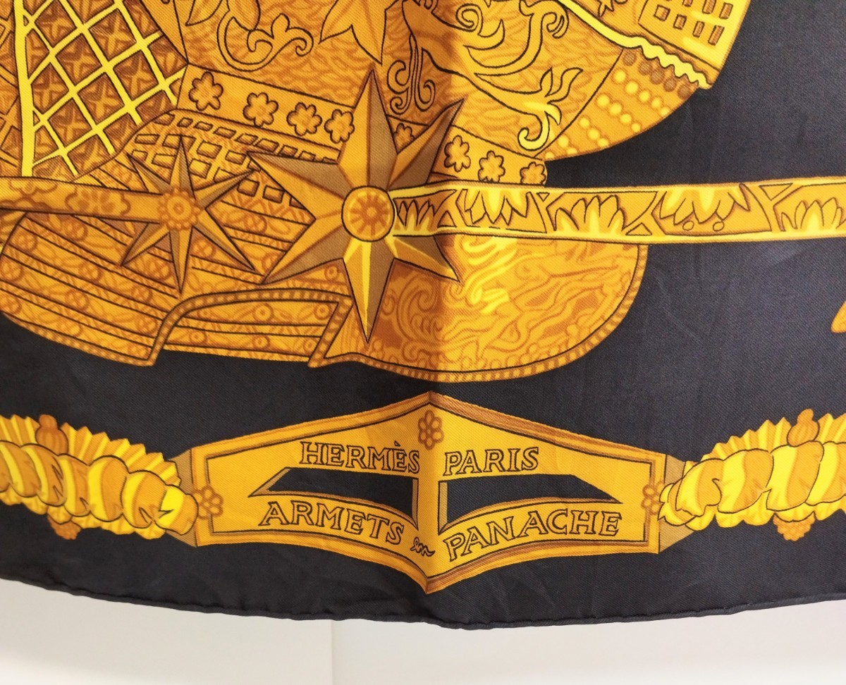 【HERMES】エルメス カレ90 ARMETS en PANACHE 羽飾りの騎士兜 スカーフ シルク ブラック系 スカーフ　010JIHU46_画像2