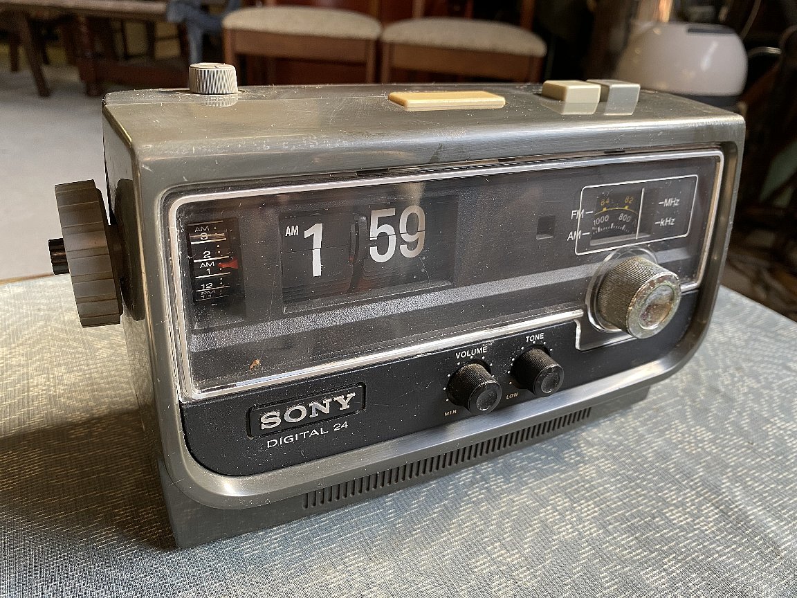 ソニー パタパタ時計 AM・FMラジオ SONY DIGITAL 24 CLOCK RADIO TFM-C320▼昭和レトロ家電_画像2