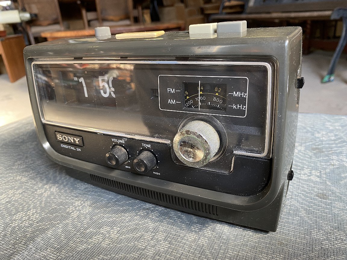 ソニー パタパタ時計 AM・FMラジオ SONY DIGITAL 24 CLOCK RADIO TFM-C320▼昭和レトロ家電_画像3