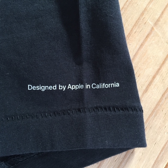 ②【Mサイズ】Apple Park ストア限定 アップル 旧ロゴ US本社 Tシャツ 柄 レインボー柄 Apple Logo T-shirt_左腕に文字が入っています