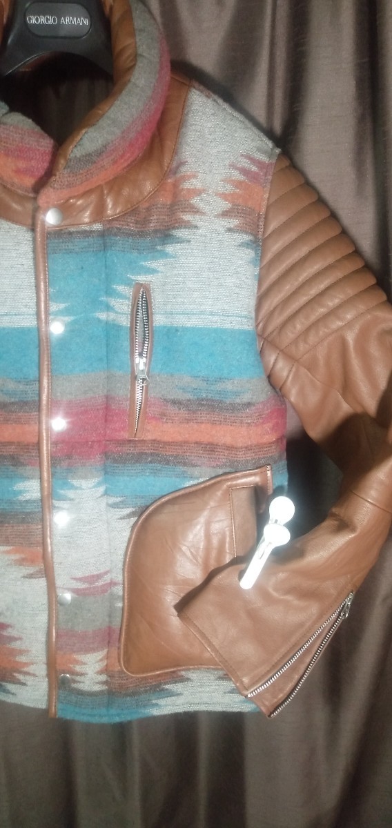 羊革/ウール系ネイティブ柄 切り替え 凝ったデザイン 袖ジップ Dポケット 袖つけ部分のステッチ仕上げ 切り替えZIP UPレザーJKT M位_ジップアップとスナップボタン留め