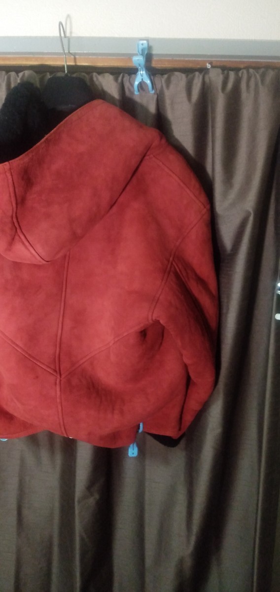 羊毛皮ムートン 珍しい赤系 内側は黒 リアルムートン フード一体型の珍しいデザインのムートンZIP UPジャケット 大きめのL位_画像6