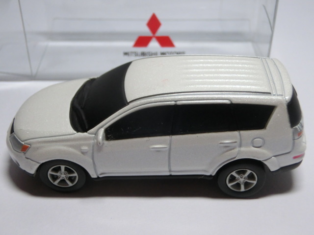 非売品 ディーラー特注 1/64 MITSUBISHI OUTLANDER 三菱 アウトランダー ホワイト カラーサンプル プルバックカー ダイキャスト製ケース付の画像2