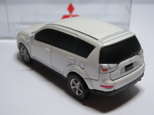 非売品 ディーラー特注 1/64 MITSUBISHI OUTLANDER 三菱 アウトランダー ホワイト カラーサンプル プルバックカー ダイキャスト製ケース付の画像3