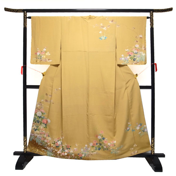  visit wear kimono . hand .... gold paint processing . yellow beige formal wedding tea . The Seven-Five-Three Festival go in . silk silk ....64 M used brand new sn753