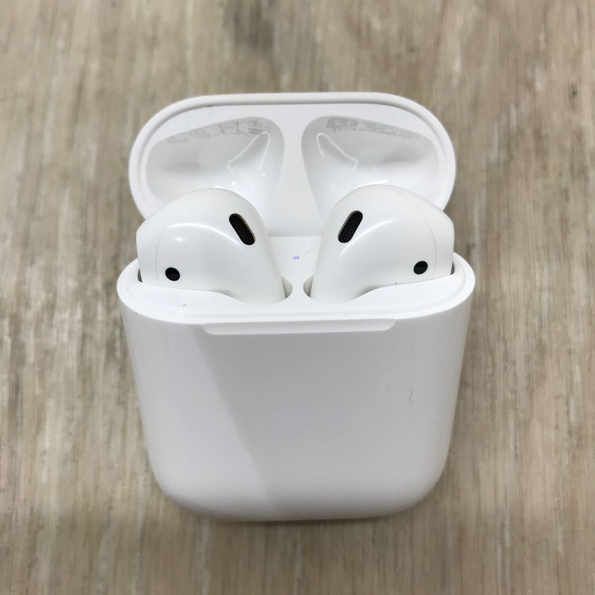 164 C 1円〜 Apple AirPods with Charging Case MV7N2J/A エアーポッズ エアポッズ アップル 中古 現状品_画像2