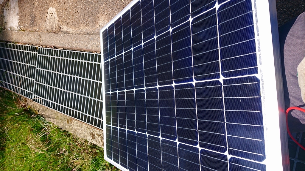 単結晶太陽電池 ソーラーパネル100W2枚セット 合計200W 12V用　コントローラー２個_画像2