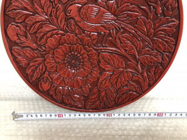 【　在銘あり　】　鎌倉彫　飾皿　飾盆　お盆　花鳥図　■　菓子器　丸盆　手彫り　工芸品　漆器　インテリア　直径 約33㎝ ■由156_画像2