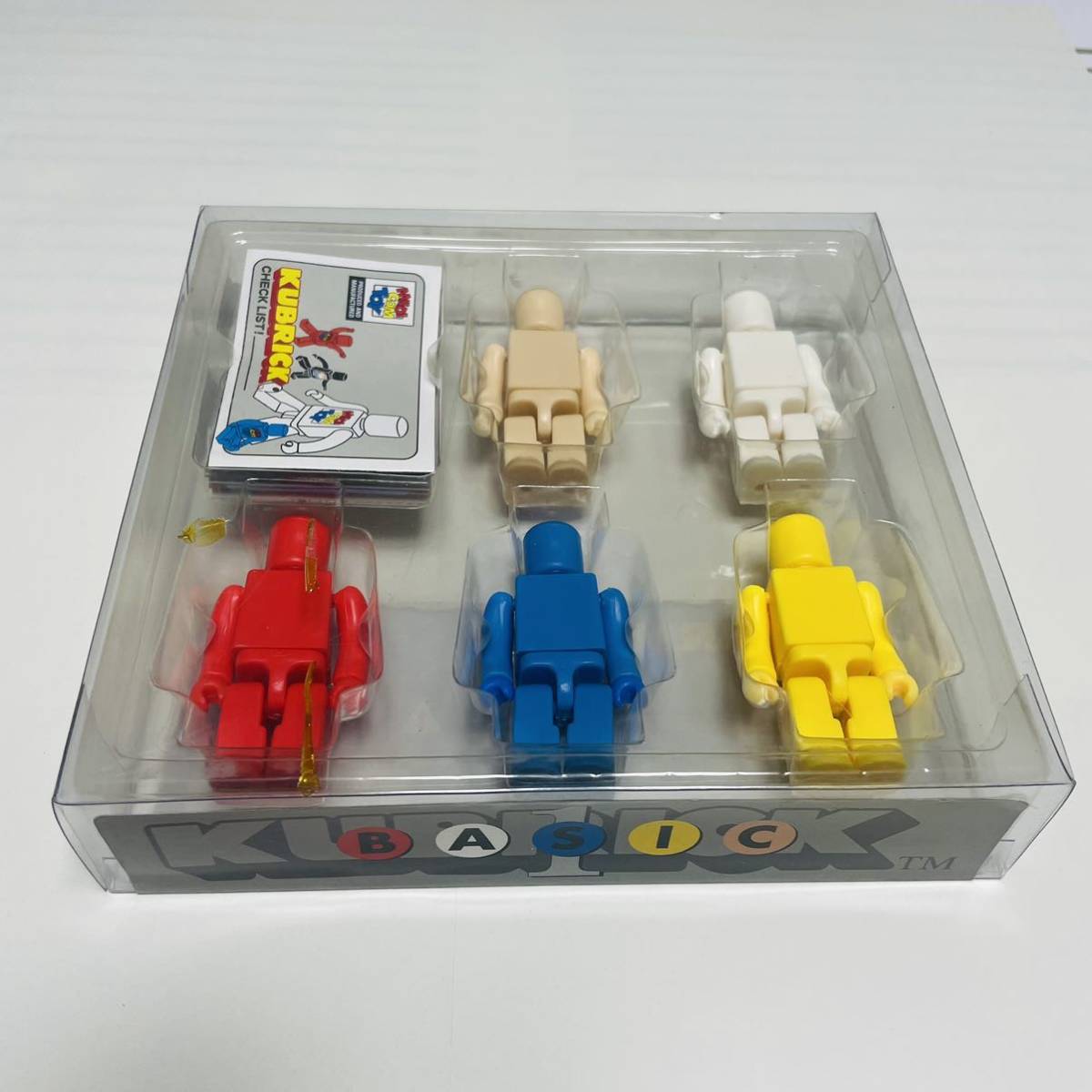 Q3-01）未開封　保管品【TOY】キューブリック BASIC KUBRICK メディコムトイ MEDICOMTOY 5体（白黄青赤ベージュ）_画像2