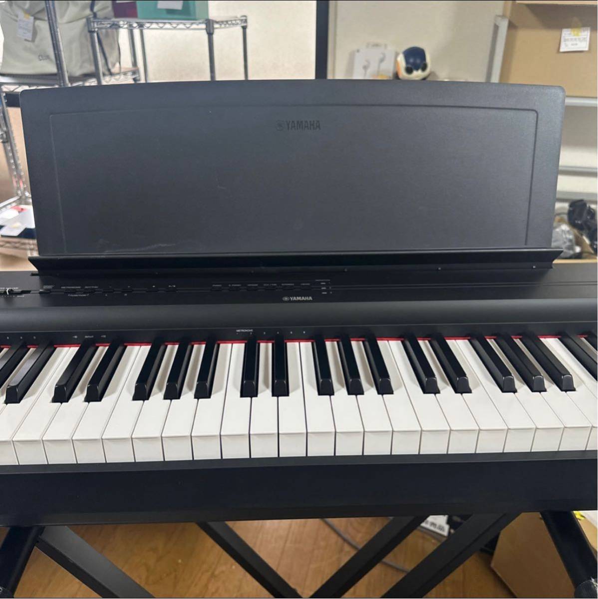 【中古品】YAMAHA P-125B 電子ピアノ デジタルピアノ 88鍵盤 2022年製 電子 足つき ヤマハ 通電・動作確認済み 送料２個口発送_画像3