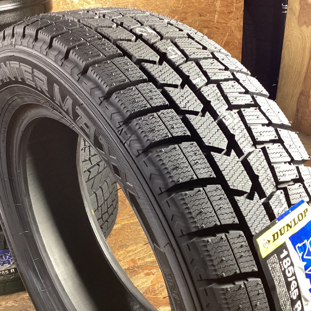 【送料無料】ダンロップ WM02 185/65R15 88Q 2023年製 社外アルミ付き(アザ－ネ) 5.5J 4/100 +50 新品スタッドレス1台分 ノート フリード_画像8