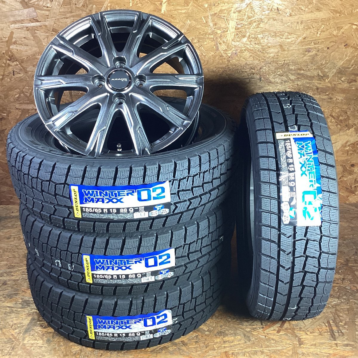 【送料無料】ダンロップ WM02 185/65R15 88Q 2023年製 社外アルミ付き(アザ－ネ) 5.5J 4/100 +50 新品スタッドレス1台分 ノート フリード_画像1