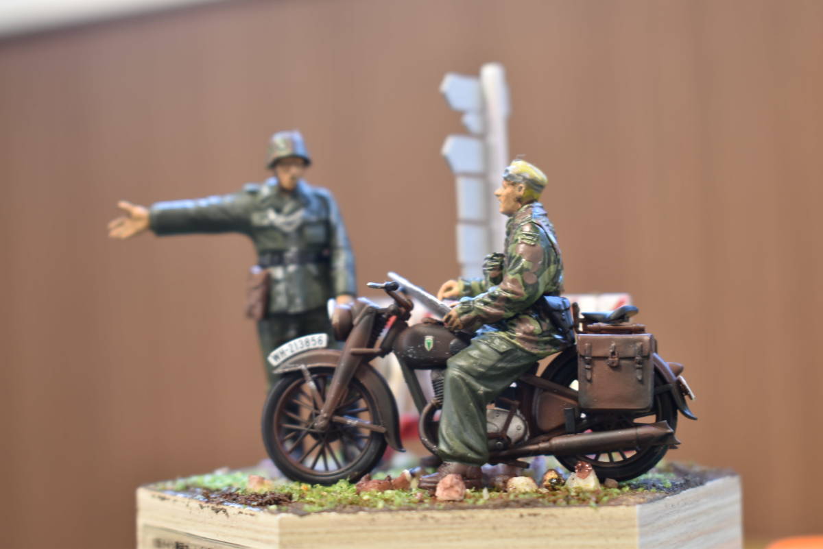 タミヤ・1/35スケール ドイツ軍野戦憲兵＆オートバイ伝令 ジオラマベース付き（完成品）_画像4