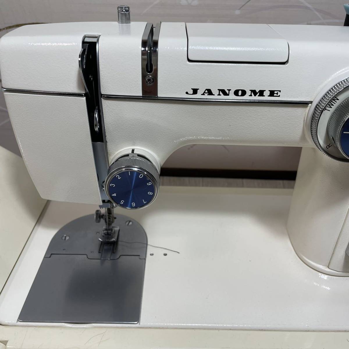 JANOME ジャノメ ミシン MODEL 804 裁縫 手芸/フットペダル付/通電・針動作OK _画像3