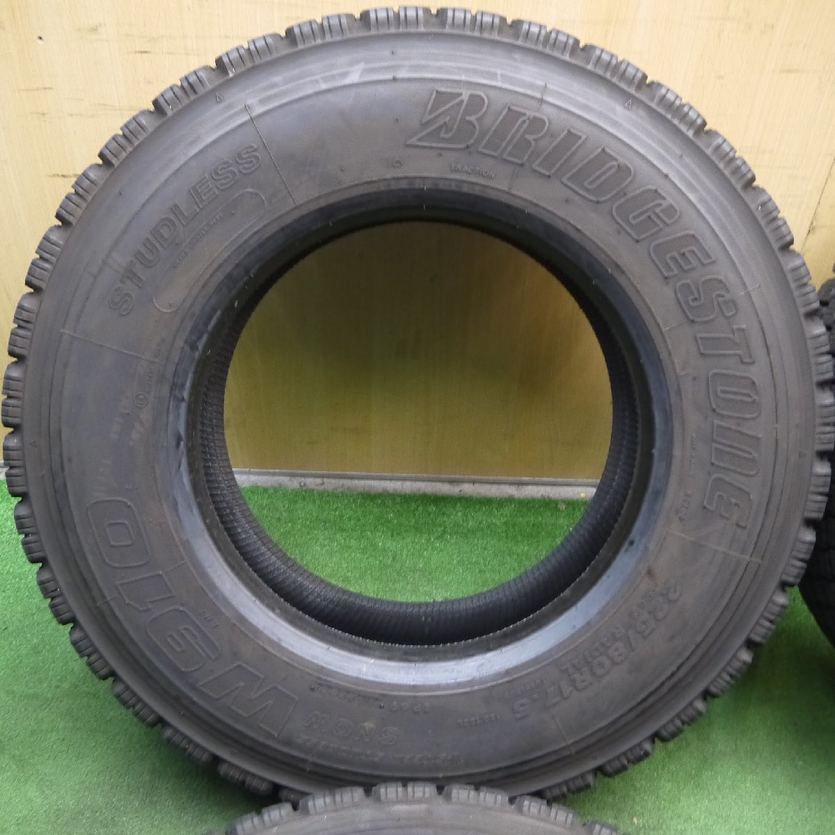 [送料無料]バリ溝！22年！9分★トラック タイヤ 225/80R17.5 123/122L スタッドレス ブリヂストン W910 17.5インチ★3052701クスタ_画像2