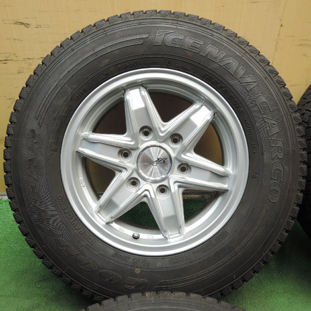 [送料無料]バリ溝！9.5分★スタッドレス ハイエース 等 195/80R15 107/105L グッドイヤー アイスナビ カーゴ PCD139.7/6H★3072602KKス_画像2