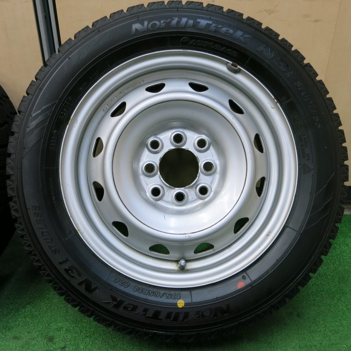 [送料無料]超バリ溝！19年！ほぼ10分★スタッドレス 175/65R14 オートバックス ノーストレック N3i PCD100 114.3/4H マルチ★3082805イス_画像3