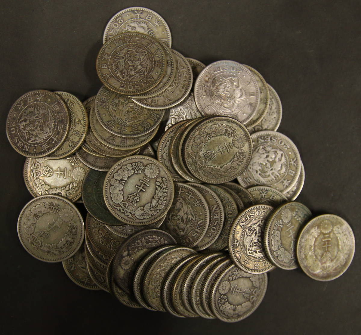 竜20銭銀貨 60枚 まとめて おまとめ 大量 20銭 銀貨 古銭 コイン 硬貨_画像1