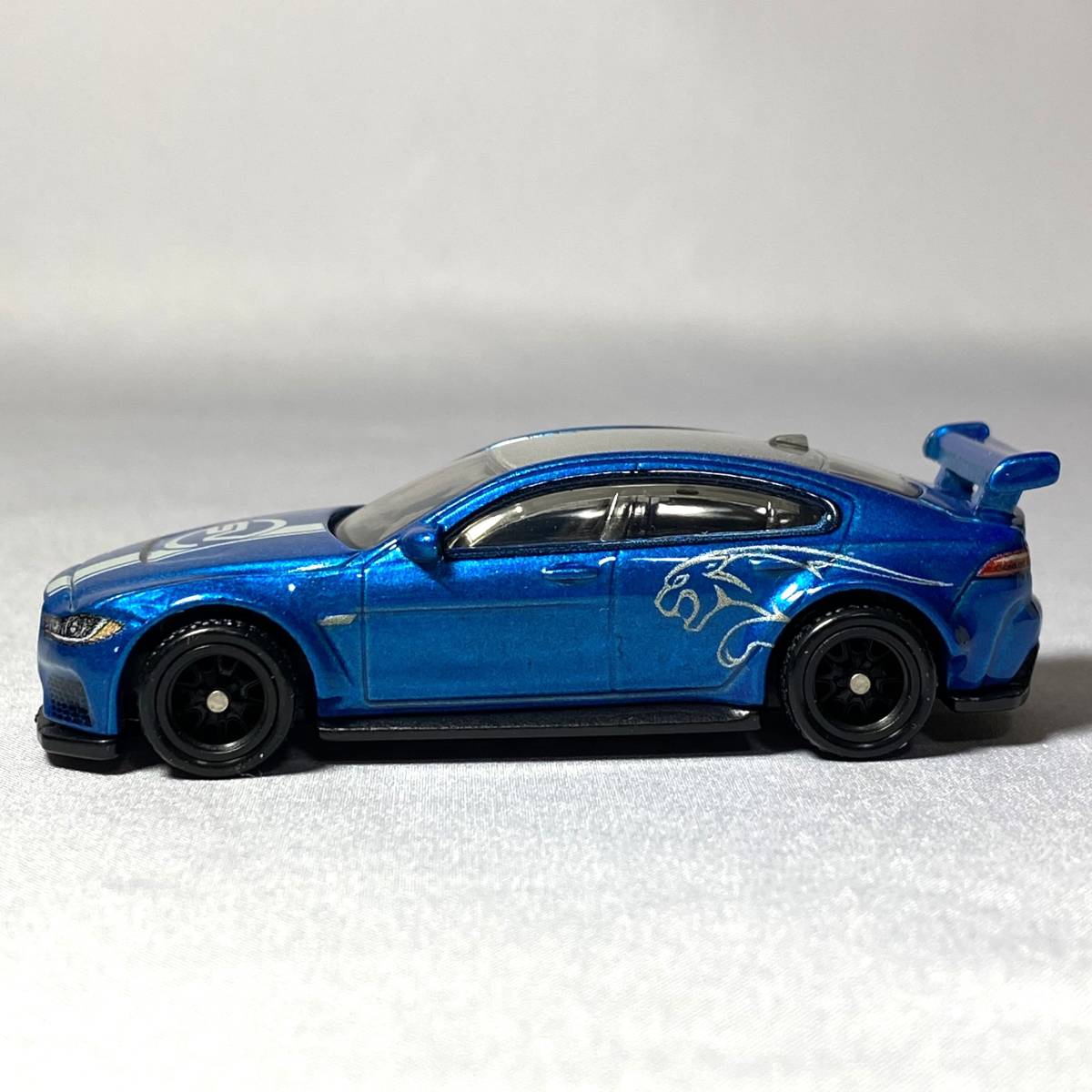 1/64 Hotwheels ★ Jaguar XE SV Project 8 ★ ジャガー Fast & Furious ワイルドスピード ワイスピ リアルライダー ルース_画像5