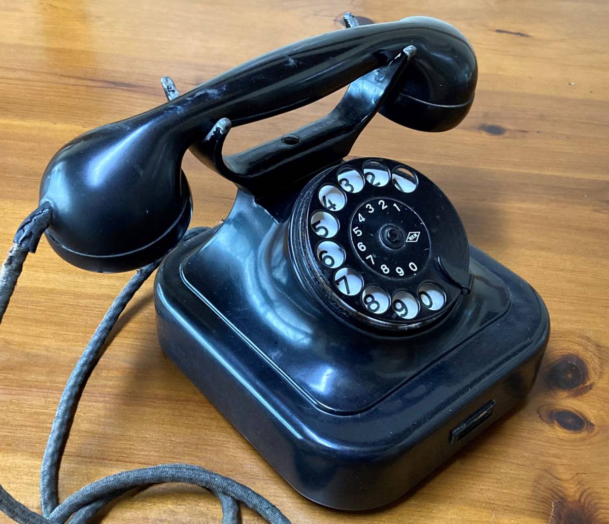 昭和レトロ 富士型 3号 黒電話 昭和33年/1958年製 自動式卓上電話機 ダイヤル式 オブジェ アンティーク ヴィンテージ レトロ 当時物_画像4