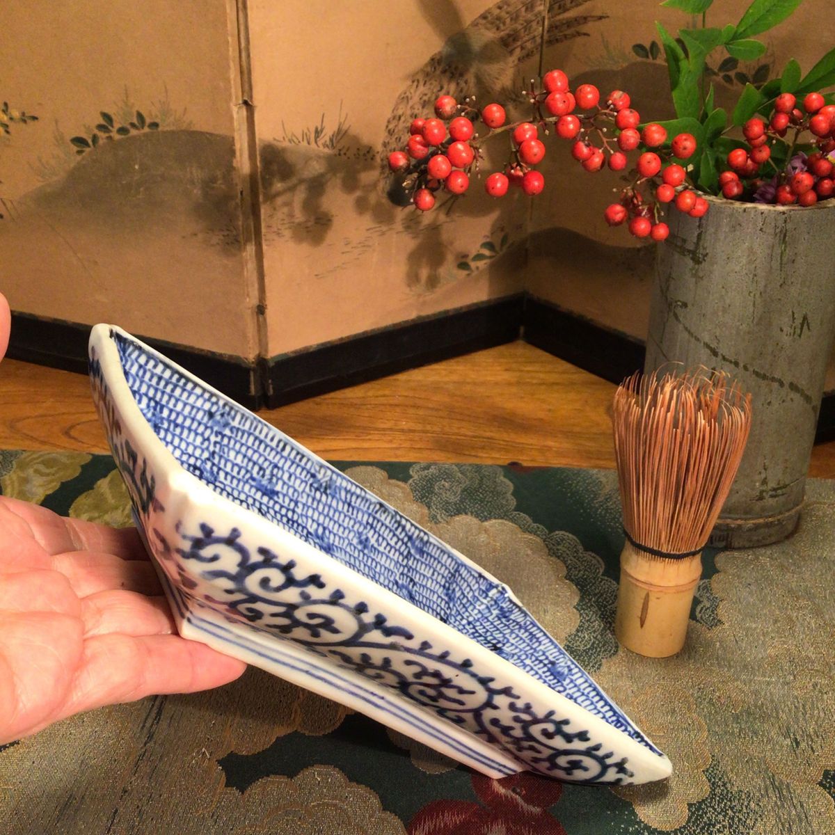古伊万里/上手な豆皿/染付/江戸期/みじん唐草/隅切り角皿/成化年 古伊万里/上手な豆皿/染付/江戸期/みじん唐草/隅切り角皿/成化年