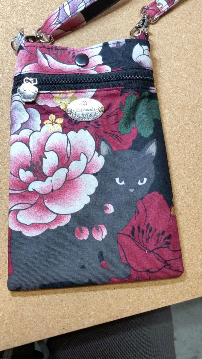 スマホポーチ:ショルダー紐付き ハンドメイド キルトゲイト百花繚乱黒猫と赤い牡丹
