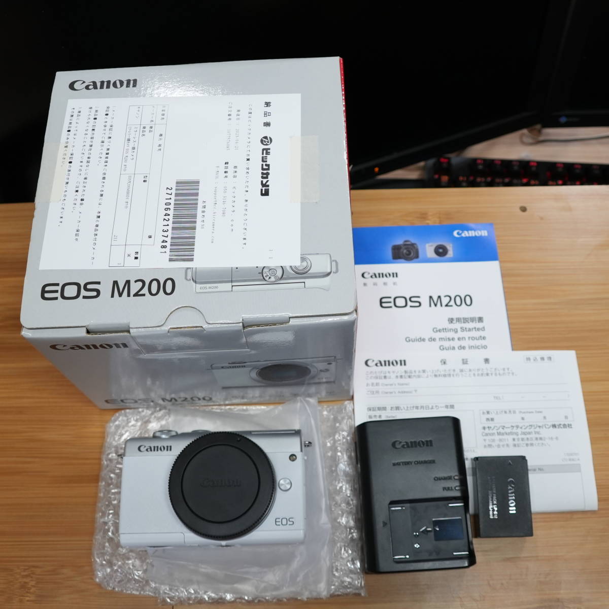 Canon EOS M200 ホワイトボディ 美品 撮影枚数233枚のみ メーカー保証残り有り_画像1