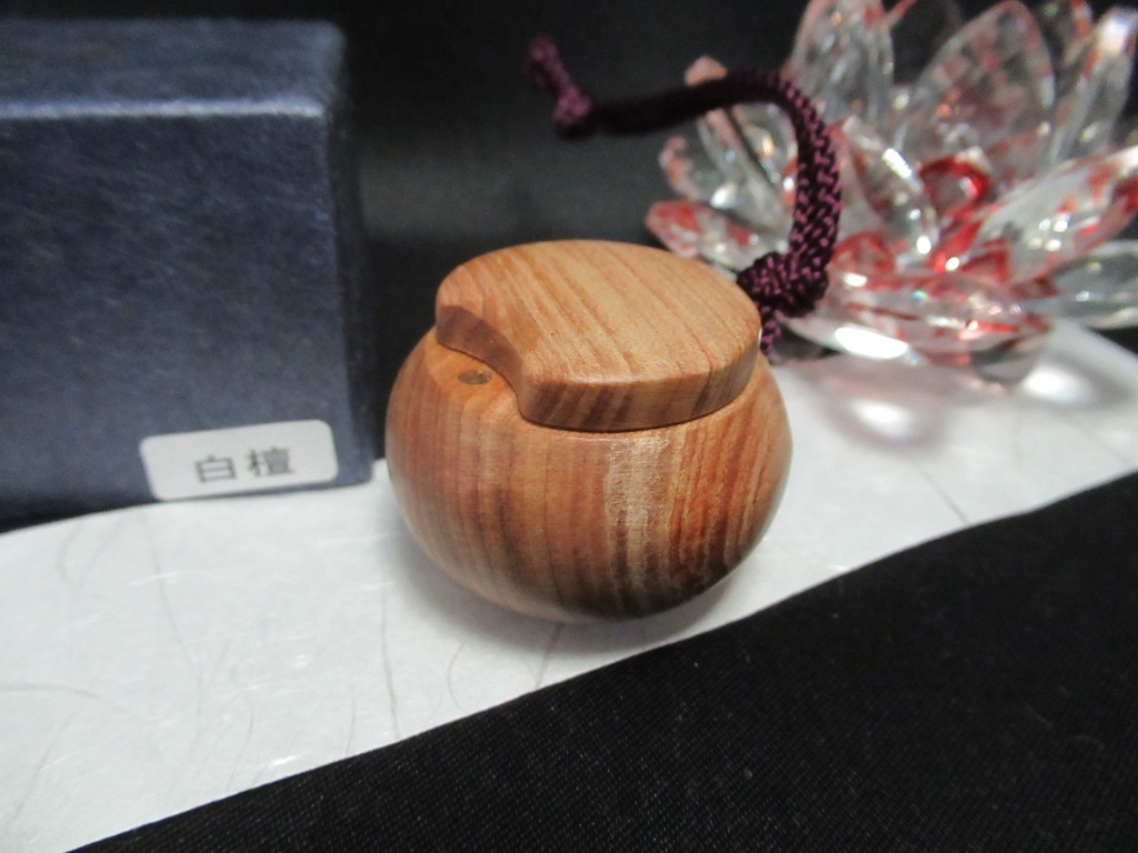 京仏具特注品「白檀製/塗香入/携帯用/如月塗香入」直径約4cm/塗 京仏具特注品「白檀製/塗香入/携帯用/如月塗香入」直径約4cm/塗