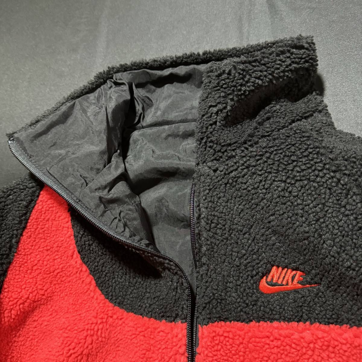 新品 NIKE ナイキ リバーシブル フルジップ ボア ジャケット XLsize 黒 赤 フェイクファー ブラック 刺繍 保温 緩め FULL ZIP JACKET _画像3