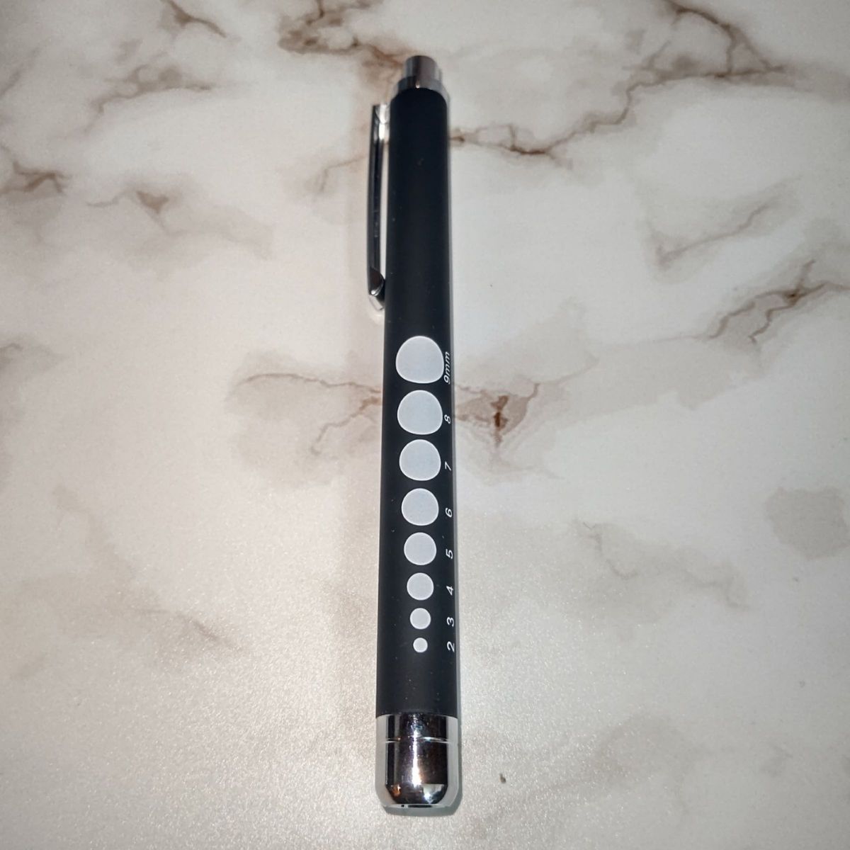 メディカル ペンライト LED クリップ付き　ペン型　災害　防災　医療　ブラック　黒　白光