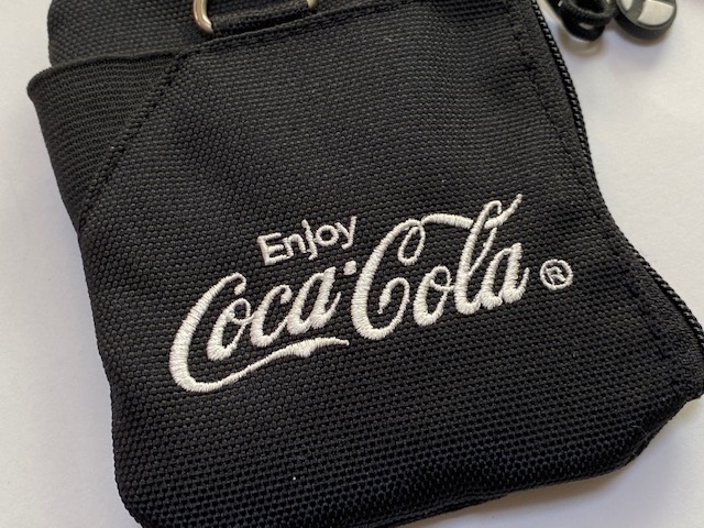Coca-Cola コカ・コーラ カラビナポーチ ブラック + カラビナ レッド 展示未使用品_画像3