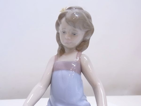 ◆◇LLADRO リヤドロ 絶版品 「私のお友達」 フィギュリン 少女 犬 毛繕い トリミング 陶磁器 置物 陶器人形 置物 古美術 西洋陶磁 ◇◆_画像7