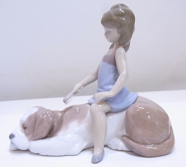 ◆◇LLADRO リヤドロ 絶版品 「私のお友達」 フィギュリン 少女 犬 毛繕い トリミング 陶磁器 置物 陶器人形 置物 古美術 西洋陶磁 ◇◆_画像3