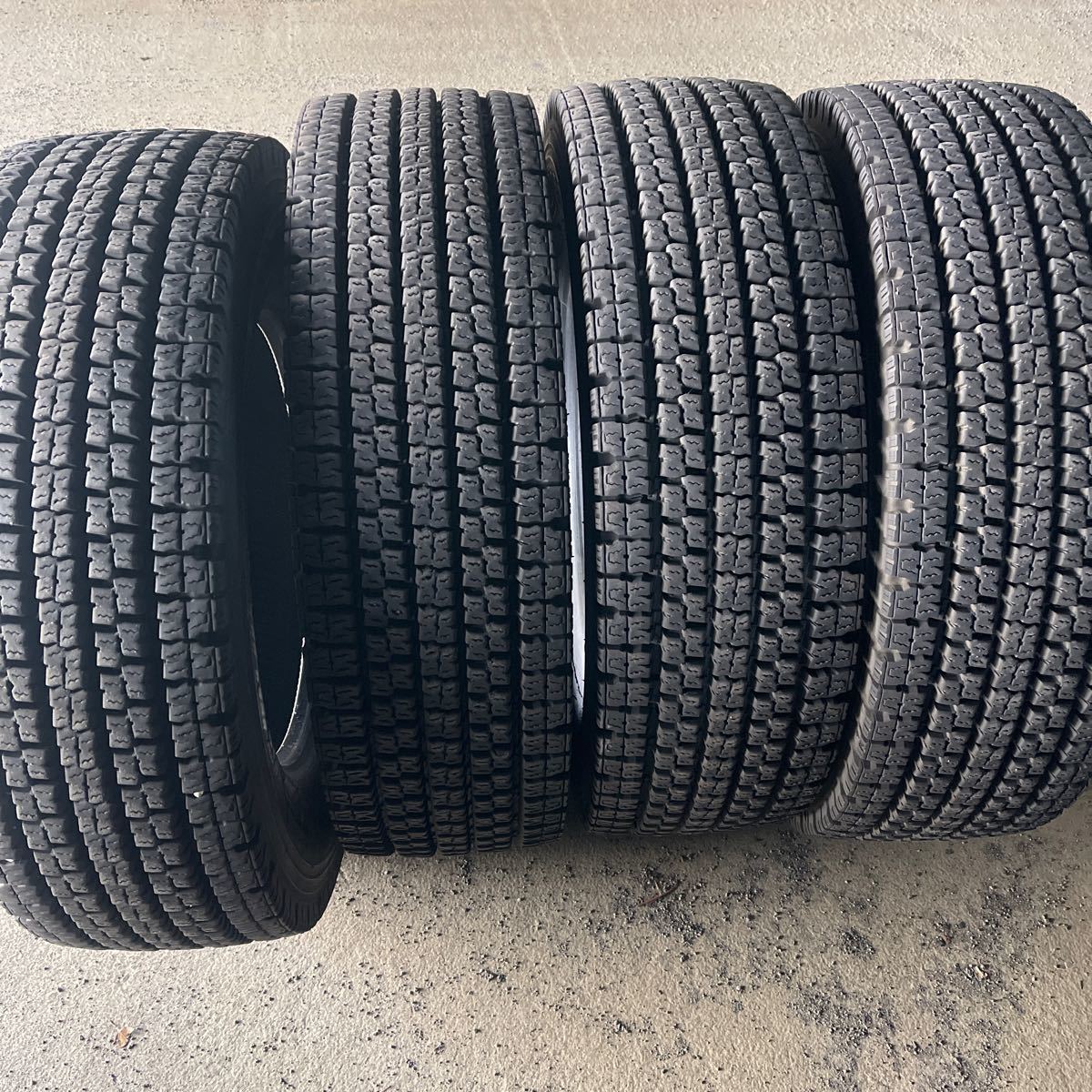 245/70R19.5 136/134J スタッドレス　トーヨーM929 2020年製 バリ山 中古品　4本_画像1