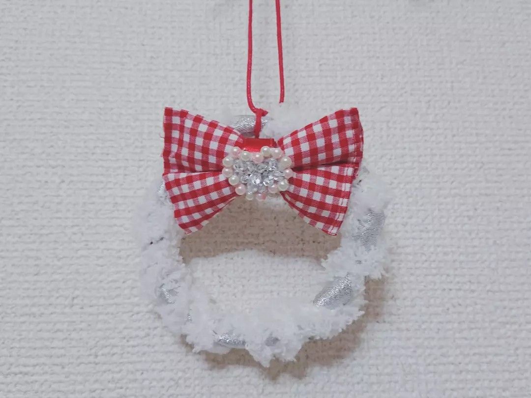 ハンドメイド ホワイトクリスマスリース ギンガムチェックリボン ハート ビーズ刺繍 