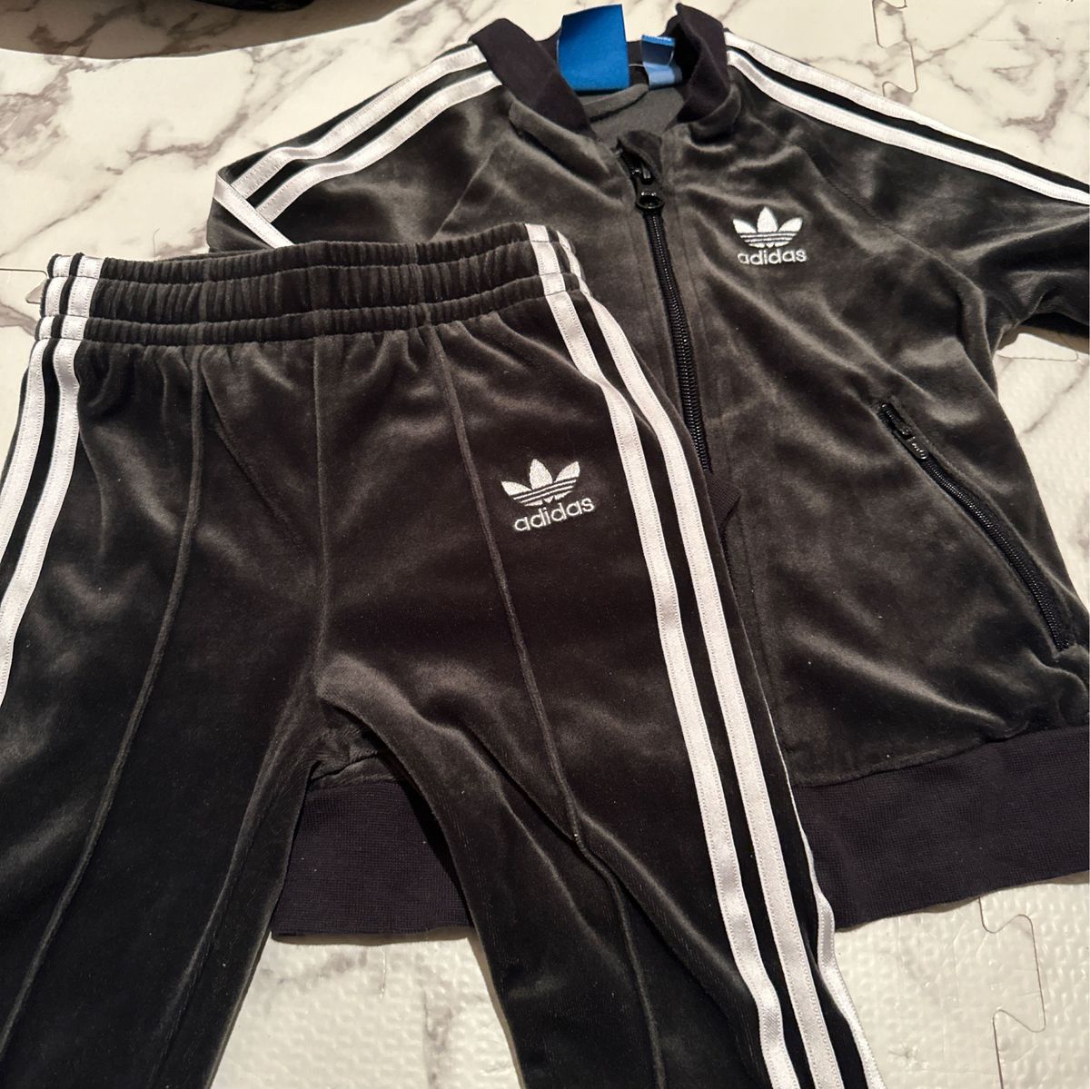 adidas ベロア セットアップ|Yahoo!フリマ(旧PayPayフリマ) adidas ベロア セットアップ|Yahoo!フリマ(旧PayPayフリマ)