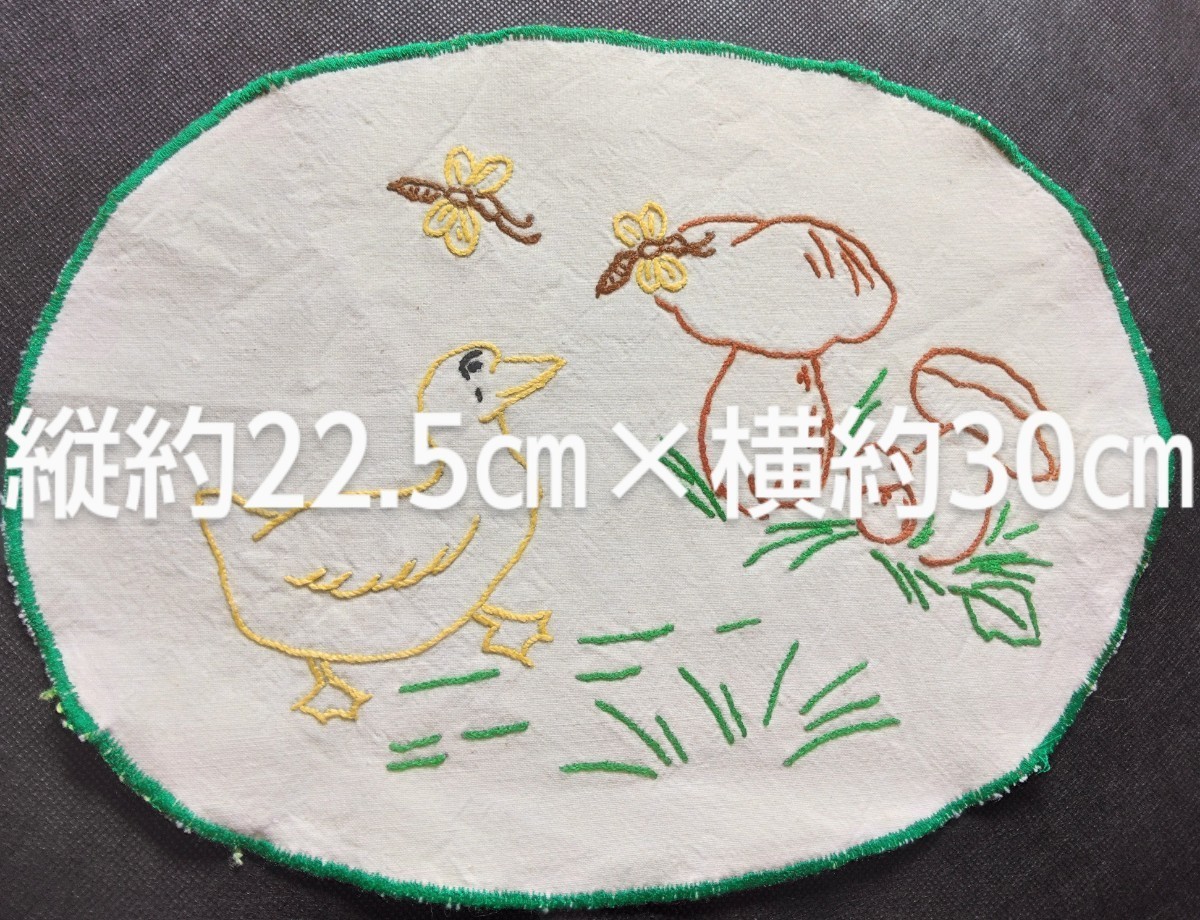 sale　2枚セット　フランス　骨董市　ブロカント　麻生地に手刺繍を施した可愛いオーバル形ドイリー_画像2