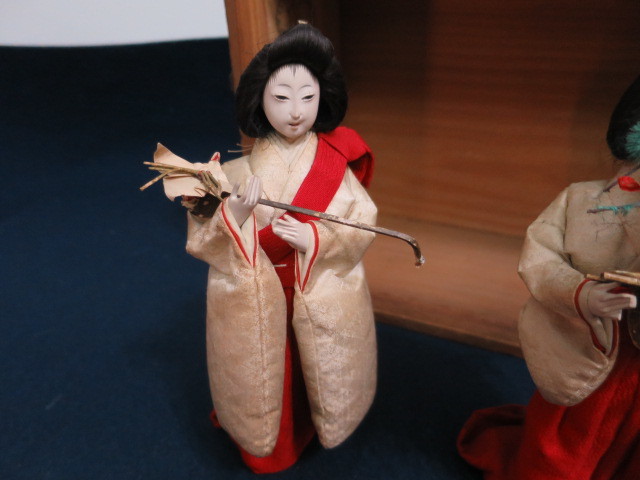 :[ кукла павильон ][ круг flat три человек . женщина G-176] кукла hinaningyo *. инструмент *.. dono. лакировка ...