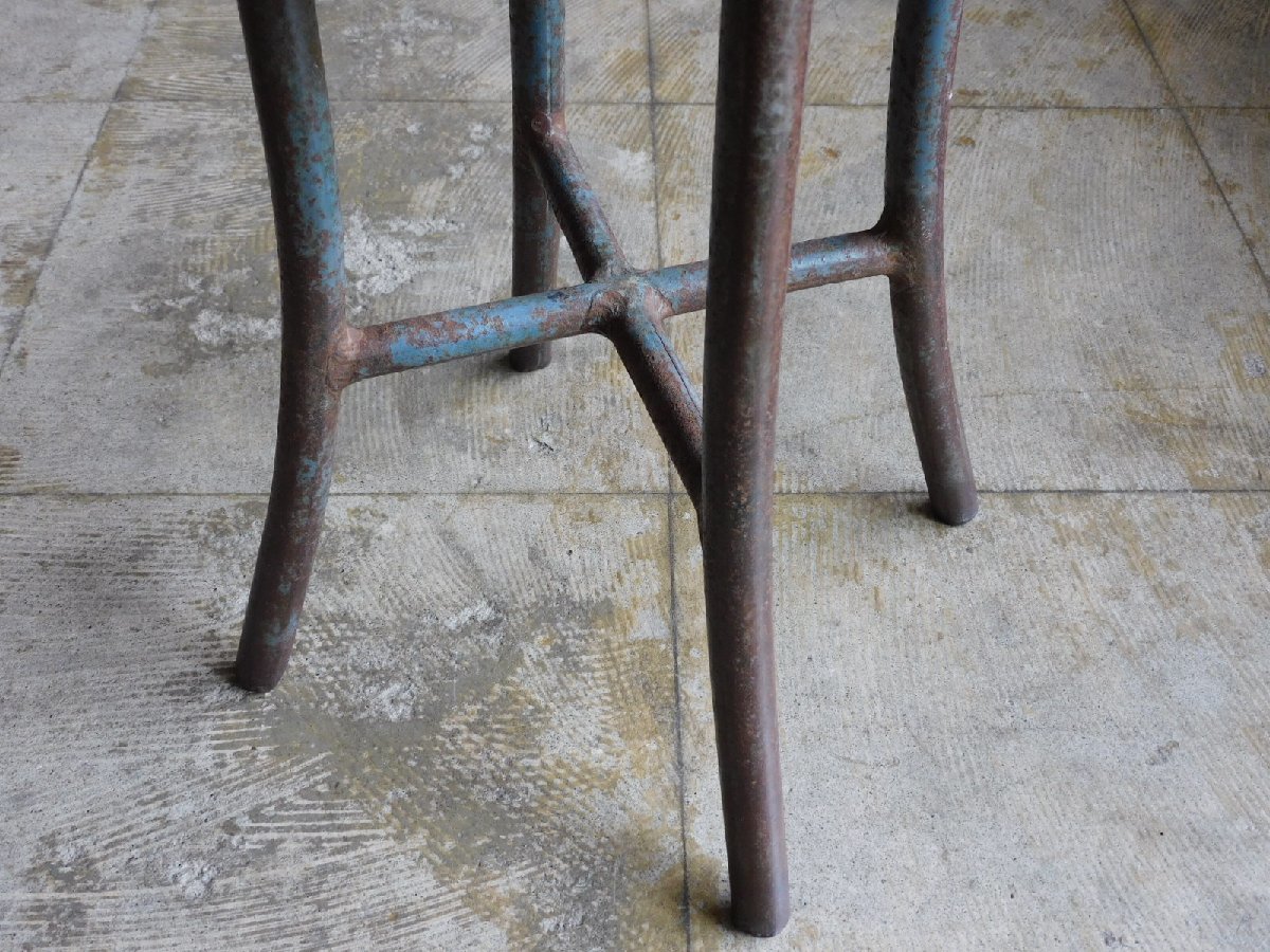 一枚板座面に鉄脚の丸椅子・スツール HK-a-03093 / 木製 アイアン 古道具 アンティーク 無垢材 シャビー ヴィンテージ イス チェアの画像6