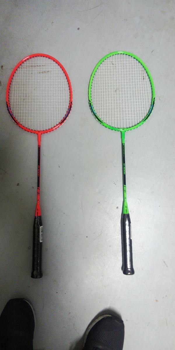 YONEX ヨネックス バドミントンラケット　B4000G 3本セット　グリーン1本　オレンジ2本_画像2